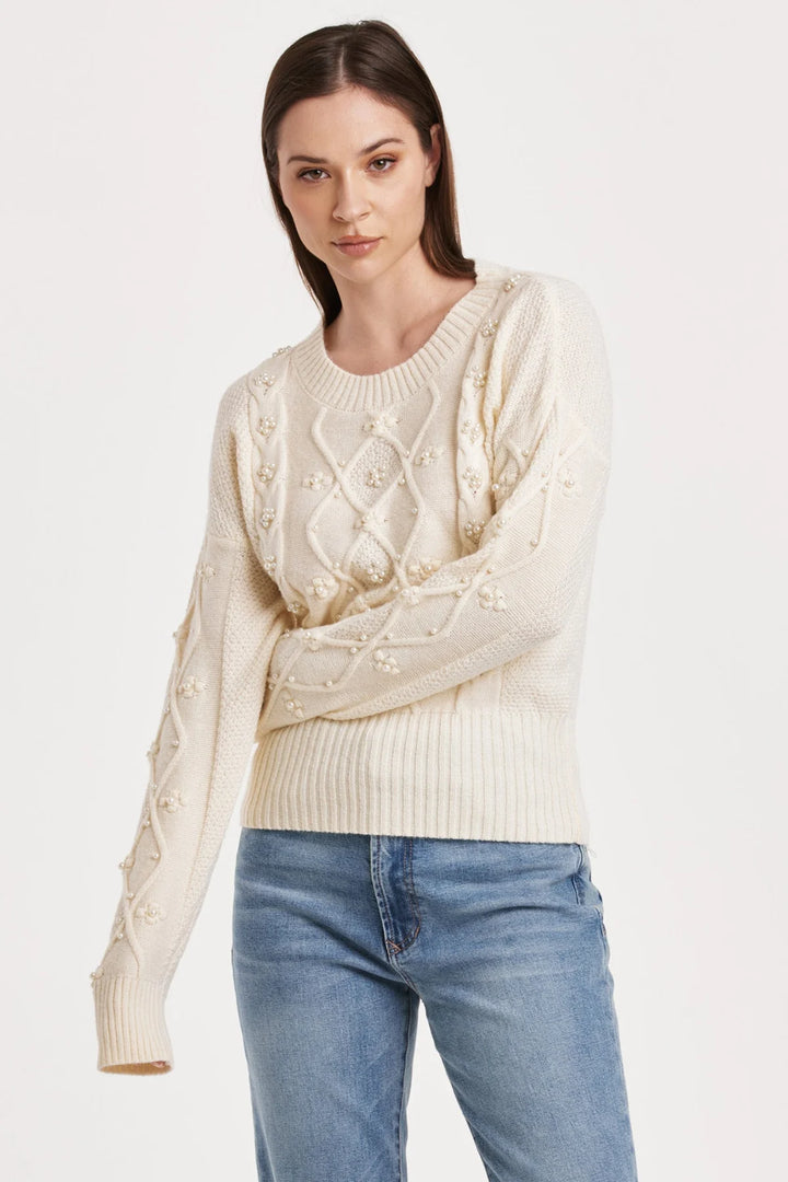 DANIA CABLE KNIT SWEATER WITH RAGLAN SLEEVES AND PEARL DETAIL VINTAGE CREAM.