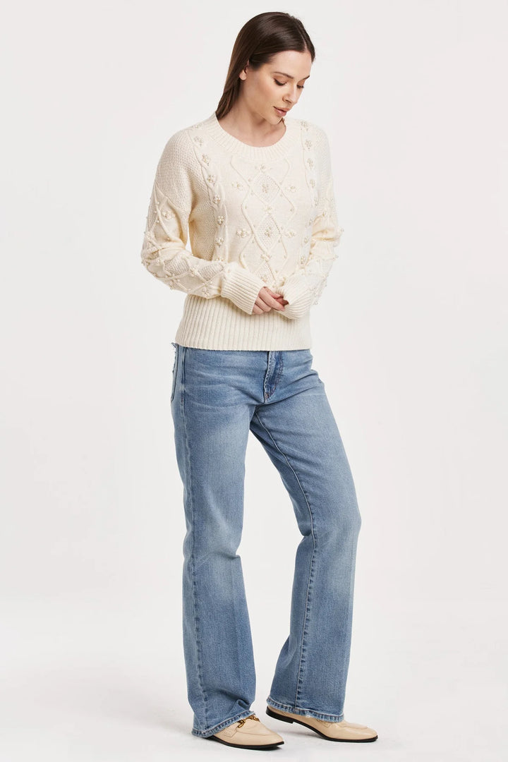 DANIA CABLE KNIT SWEATER WITH RAGLAN SLEEVES AND PEARL DETAIL VINTAGE CREAM.